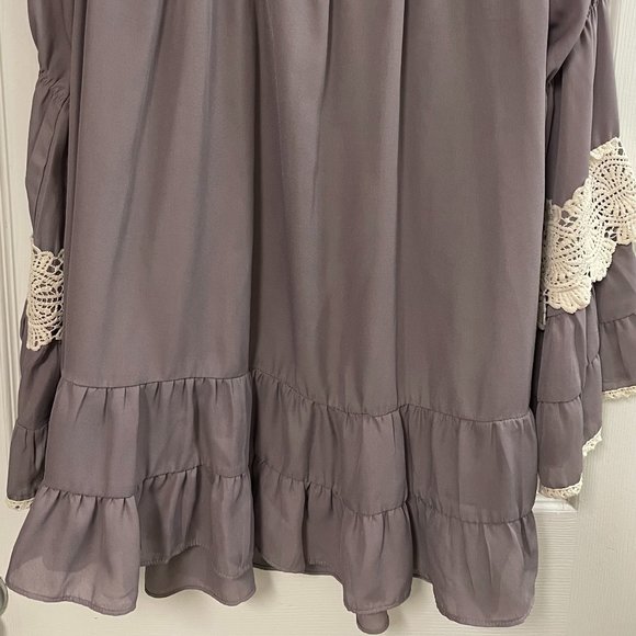 Missy Robertson women's top in a size Medium. Ruffled sleeves and hem of top. - Picture 3 of 3